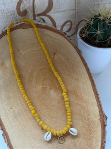 Jungle pépite collier perles coco jaune moutarde breloque cauri et vague